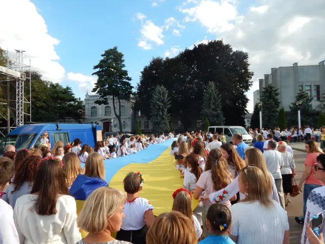 На День Незалежності хмельничани сформували величезний «живий» тризуб — фото 12