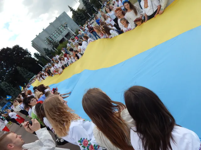 На День Незалежності хмельничани сформували величезний «живий» тризуб — фото 9