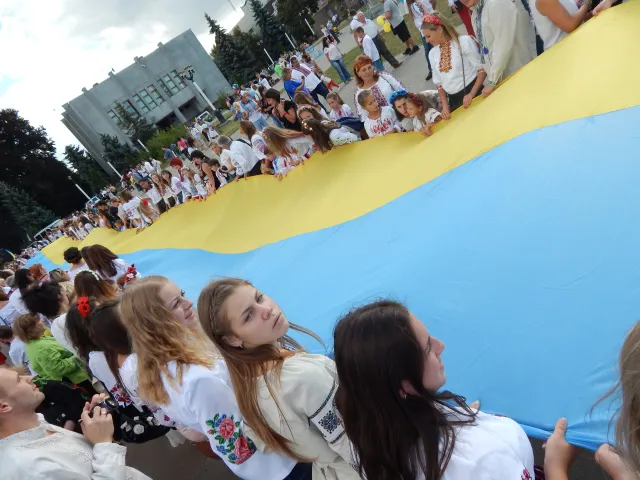 На День Незалежності хмельничани сформували величезний «живий» тризуб — фото 11