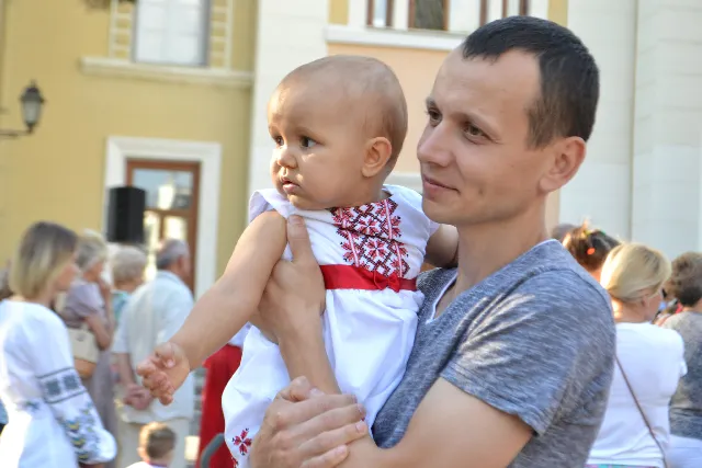 У Кам'янці-Подільському кілька тисяч громадян взяли участь у параді вишиванок — фото 1