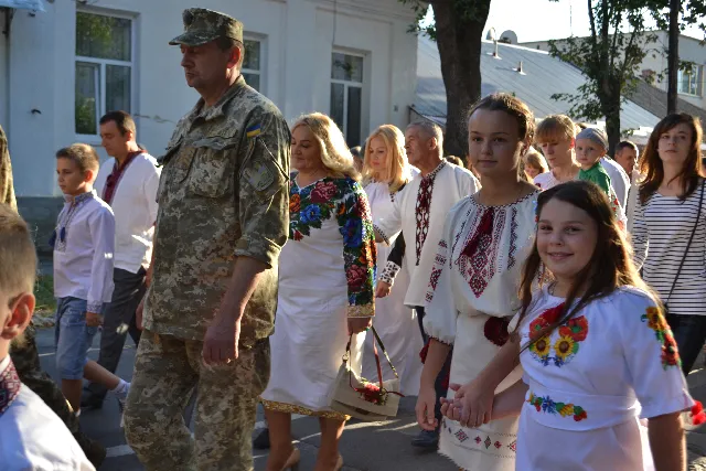 У Кам'янці-Подільському кілька тисяч громадян взяли участь у параді вишиванок — фото 11