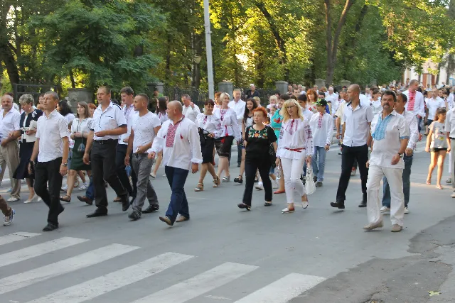 У Кам'янці-Подільському кілька тисяч громадян взяли участь у параді вишиванок — фото 12