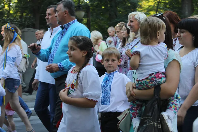 У Кам'янці-Подільському кілька тисяч громадян взяли участь у параді вишиванок — фото 13