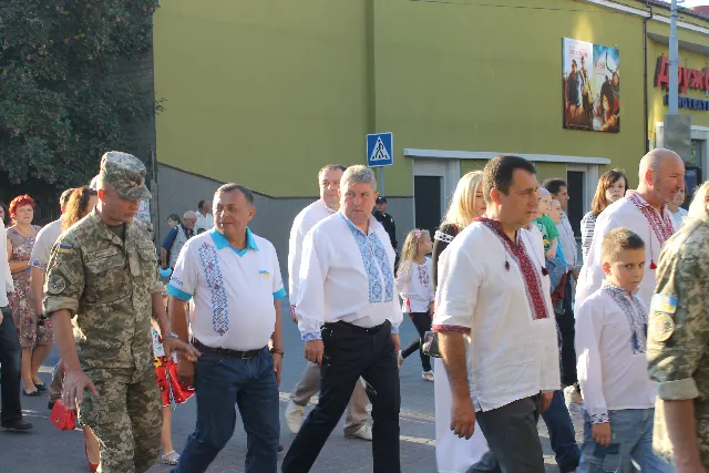 У Кам'янці-Подільському кілька тисяч громадян взяли участь у параді вишиванок — фото 14