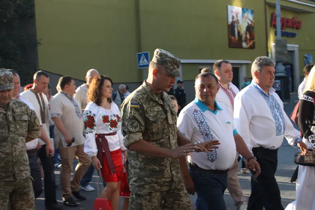 У Кам'янці-Подільському кілька тисяч громадян взяли участь у параді вишиванок — фото 15