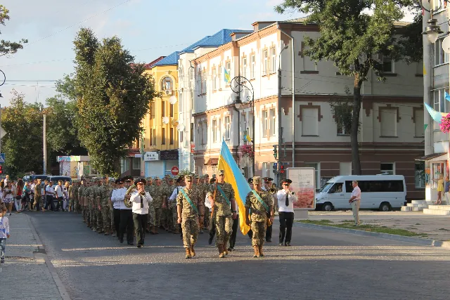 У Кам'янці-Подільському кілька тисяч громадян взяли участь у параді вишиванок — фото 16