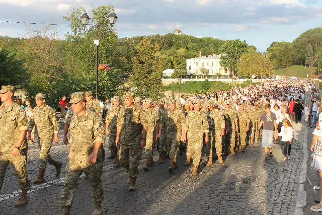 У Кам'янці-Подільському кілька тисяч громадян взяли участь у параді вишиванок — фото 18