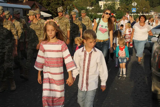У Кам'янці-Подільському кілька тисяч громадян взяли участь у параді вишиванок — фото 19