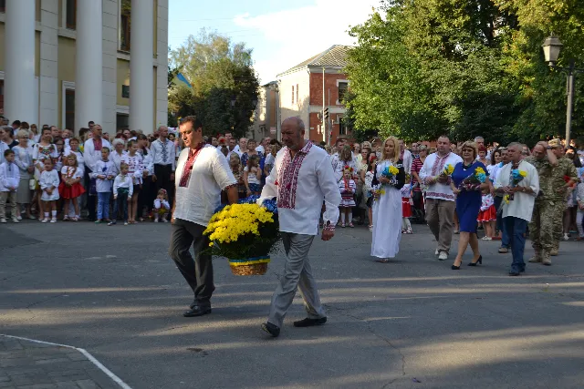 У Кам'янці-Подільському кілька тисяч громадян взяли участь у параді вишиванок — фото 7