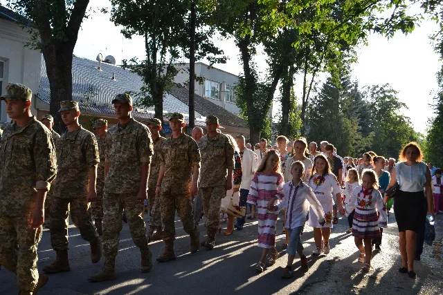 У Кам'янці-Подільському кілька тисяч громадян взяли участь у параді вишиванок — фото 10