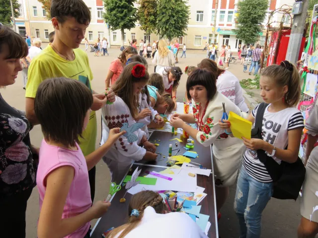 В Хмельницькому до Дня Незалежності діти виготовили листівки для учасників АТО — фото 1