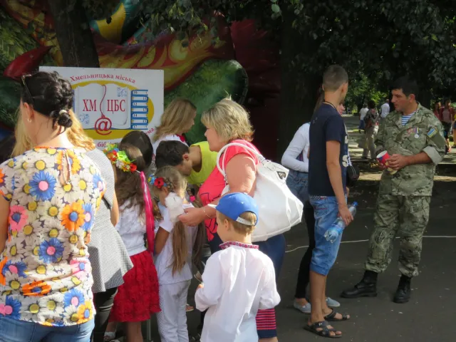 В Хмельницькому до Дня Незалежності діти виготовили листівки для учасників АТО — фото 2