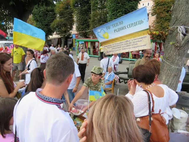 В Хмельницькому до Дня Незалежності діти виготовили листівки для учасників АТО — фото 3