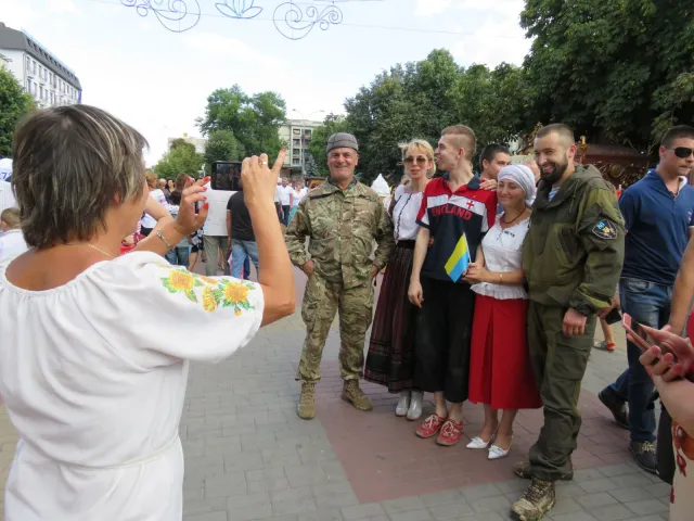 В Хмельницькому до Дня Незалежності діти виготовили листівки для учасників АТО — фото 4