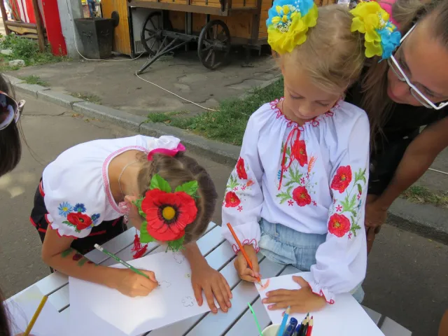 В Хмельницькому до Дня Незалежності діти виготовили листівки для учасників АТО — фото 5