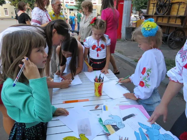 В Хмельницькому до Дня Незалежності діти виготовили листівки для учасників АТО — фото 9