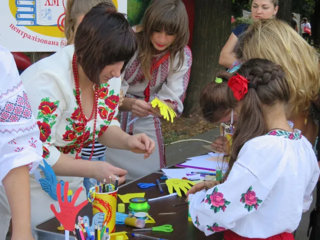 В Хмельницькому до Дня Незалежності діти виготовили листівки для учасників АТО — фото 10