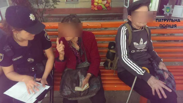 У Хмельницькому подружжя пенсіонерів розбило вікно в маршрутці, бо водій не хотів їх перевозити — фото 1