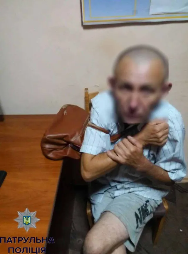 Поліція затримала чоловіка, який в під'їзді вкрав жіночу сумочку — фото 1