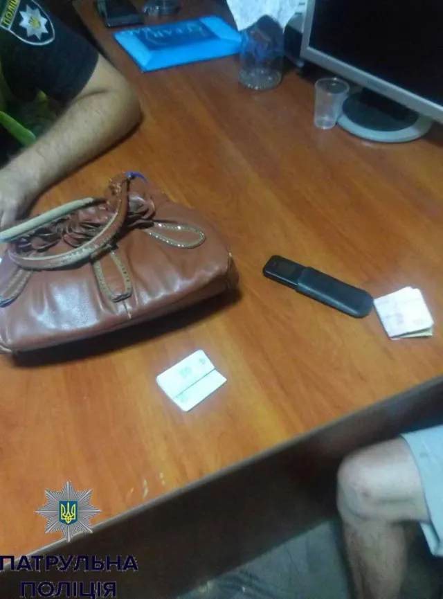 Поліція затримала чоловіка, який в під'їзді вкрав жіночу сумочку — фото 2