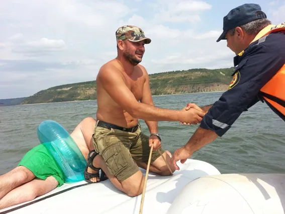 На річці Дністер працівники ДСНС врятували чотирьох людей, серед яких була 10-річна дівчинка — фото 1