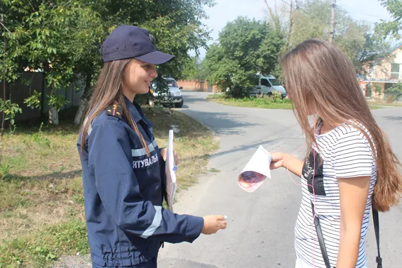 В Хмельницькому рятувальники провели профілактичну роботу серед населення щодо спалювання сміття та сухої трави — фото 3