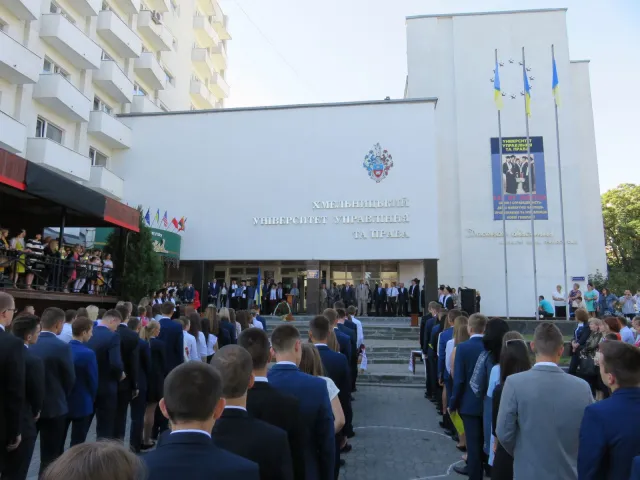У навчальних закладах Хмельницького пролунав перший дзвоник для школярів, студентів і педагогів — фото 1