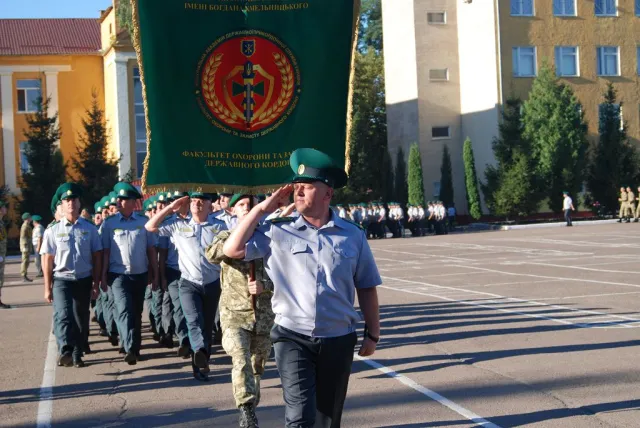 У навчальних закладах Хмельницького пролунав перший дзвоник для школярів, студентів і педагогів — фото 13