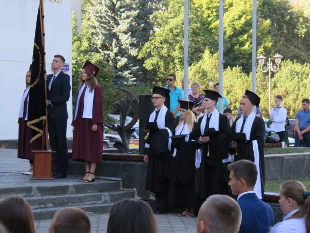 У навчальних закладах Хмельницького пролунав перший дзвоник для школярів, студентів і педагогів — фото 3