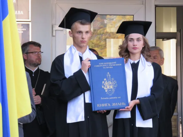 У навчальних закладах Хмельницького пролунав перший дзвоник для школярів, студентів і педагогів — фото 7
