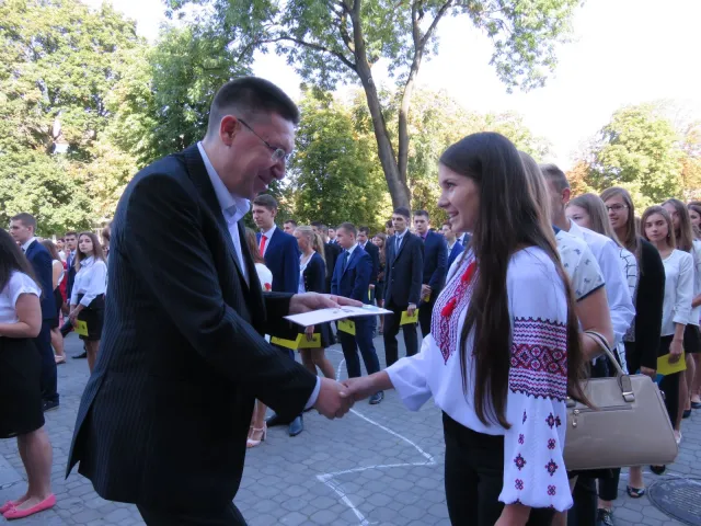 У навчальних закладах Хмельницького пролунав перший дзвоник для школярів, студентів і педагогів — фото 9