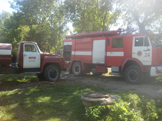 У Білогірському районі через необережне поводження з вогнем загорівся сінник — фото 2
