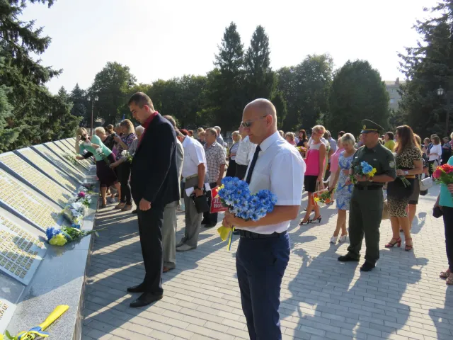 На Військовому кладовищі хмельничани вшанували пам'ять визволителів міста — фото 3