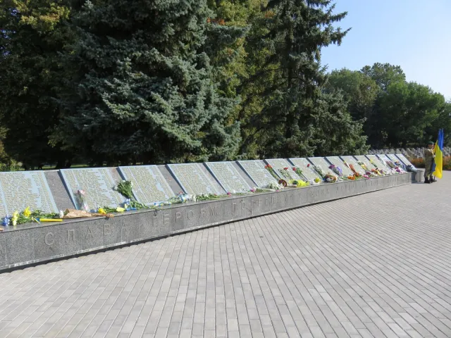 На Військовому кладовищі хмельничани вшанували пам'ять визволителів міста — фото 5