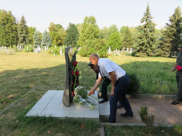 На Військовому кладовищі хмельничани вшанували пам'ять визволителів міста — фото 6