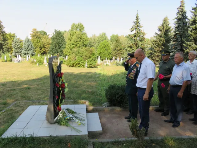 На Військовому кладовищі хмельничани вшанували пам'ять визволителів міста — фото 7