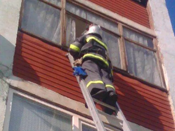 У Старокостянтинові рятувальники відчинили двері квартири, в якій залишилась 3-річна дитина — фото 1