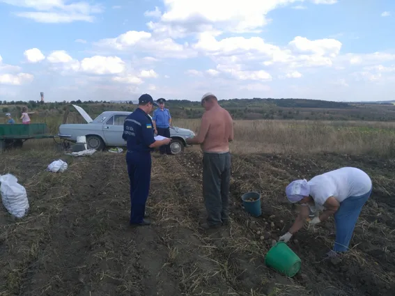 На Хмельниччині рятувальники провели профілактичні заходи серед населення щодо спалювання сухої трави — фото 1