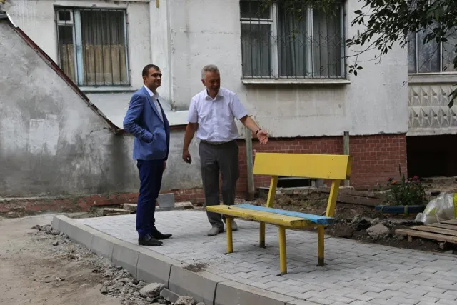 У Хмельницькому триває капітальний ремонт прибудинкових територій — фото 2