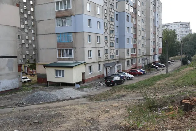 У Хмельницькому триває капітальний ремонт прибудинкових територій — фото 8