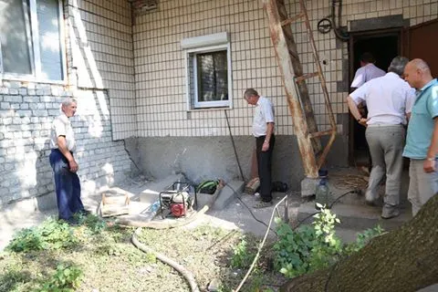 На вулиці Прибузькій підтоплено підвал. Причина цього з'ясовується — фото 3