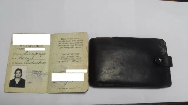 Правоохоронці шукають власників паспорту, чоловічого гаманця, пенсійного посвідчення та ключів. Сумочку та телефон повернуто власникам — фото 3
