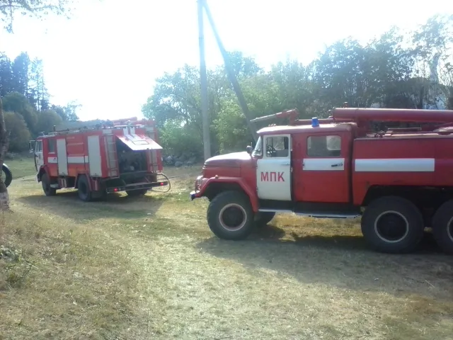 В Красилівському районі працівники ДСНС гасили пожежу в допоміжній споруді — фото 1