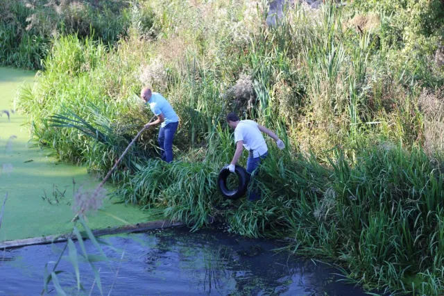 Керівництво міста організувало прибирання на узбережжі Південного Бугу — фото 1