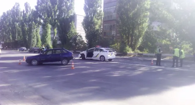 На Західно-Окружній жінка-поліцейський розбила службовий «Prius» — фото 1