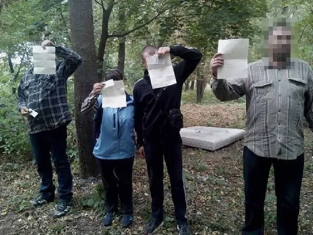 Хмельницькі патрульні затримали 4 осіб, які вживали алкогольні напої в парку ім. Чекмана — фото 1