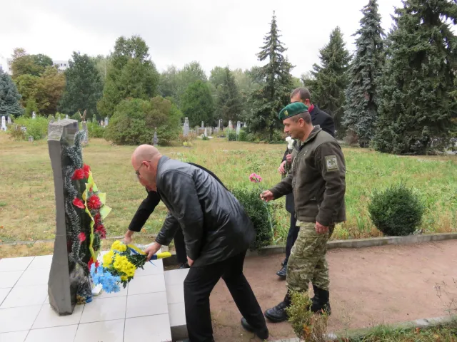 На Військовому кладовищі хмельничани вшанували світлу пам'ять партизанів і підпільників — фото 2