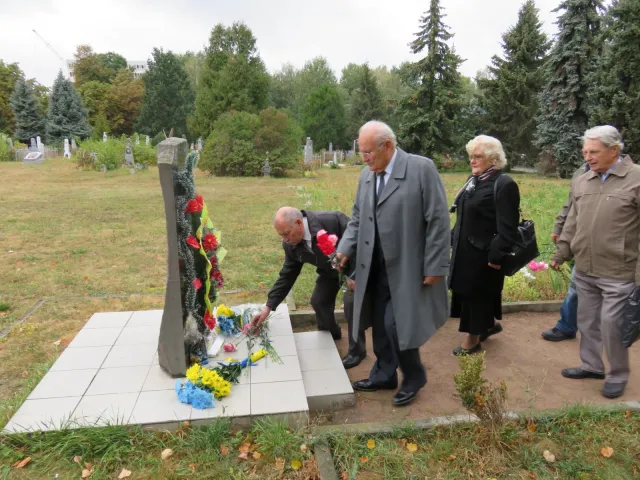На Військовому кладовищі хмельничани вшанували світлу пам'ять партизанів і підпільників — фото 3
