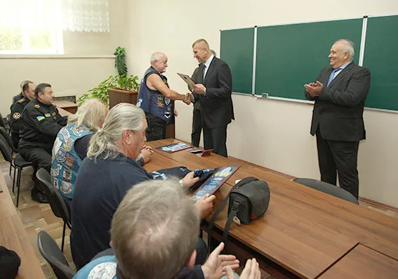 До Хмельницького завітали німецькі поліцейські-байкери та передали 1,5 тонни гуманітарної допомоги — фото 2