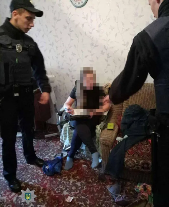 Хмельницькі поліцейські приїхали на сімейний конфлікт, а виявили наркотики — фото 3